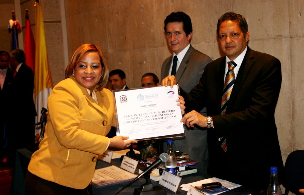 Representante recibe Certificado de Participación en el curso internacional en Derecho Constitucional con Énfasis en Procesal Constitucional